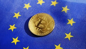 Die EU will härter durchgreifen Das Bild zeigt die EU-Flagge und die Krypto-Münze Bitcoin.